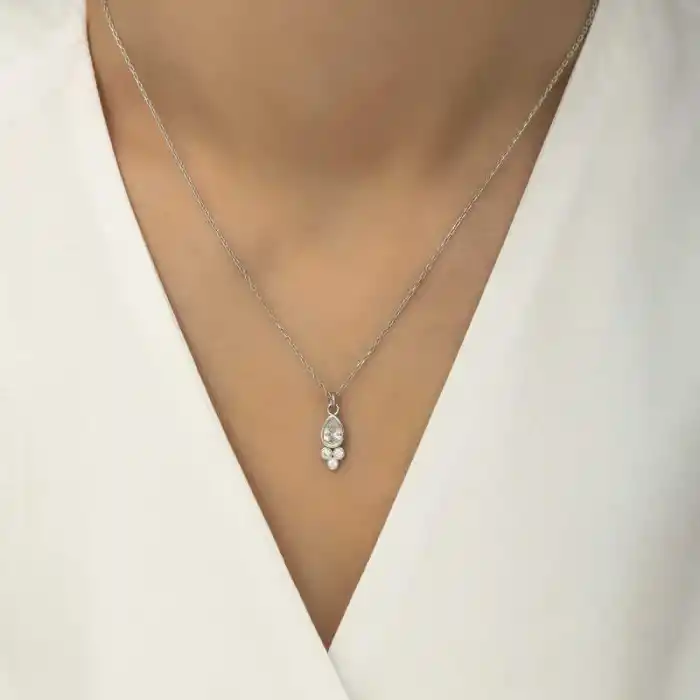 Gümüş Çiğ Damlası Tektaş Bayan Kolye