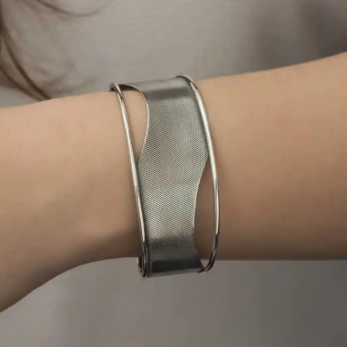 Gümüş Eskitme Desenli Bayan Bilezik