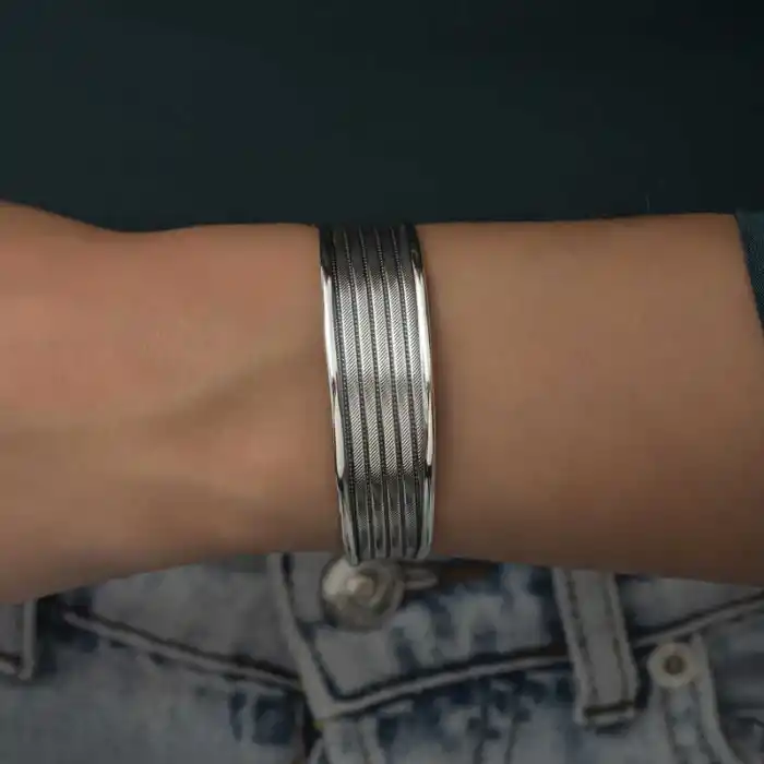 Gümüş Eskitme Desenli Kadın Bilezik