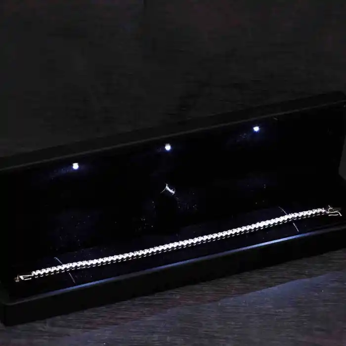 Gümüş Işıklı Kutulu 4 mm Beyaz Taşlı Su Yolu Kadın Bileklik