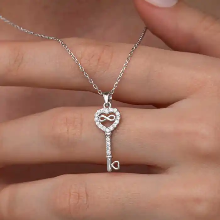 Gümüş Kalpli Sonsuzluk Anahtar Kadın Kolye