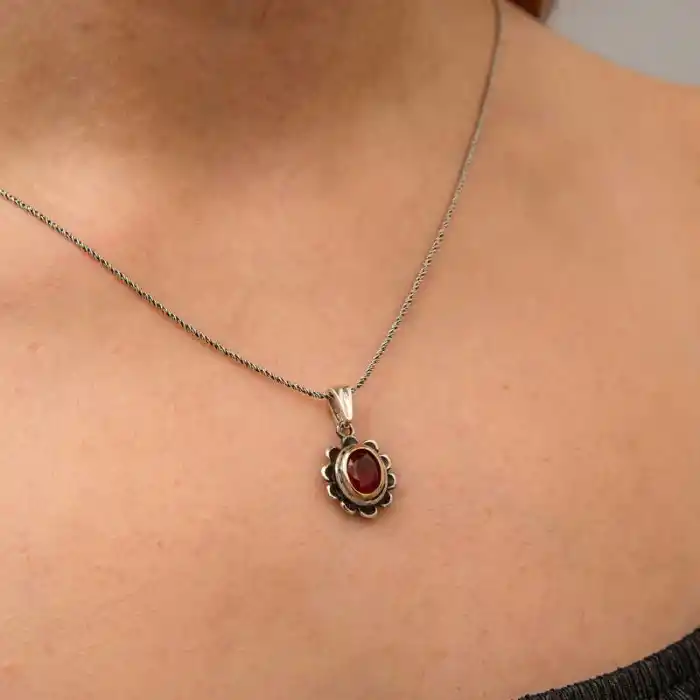 Gümüş Kırmızı Taşlı Çiçek Model Kadın Kolye