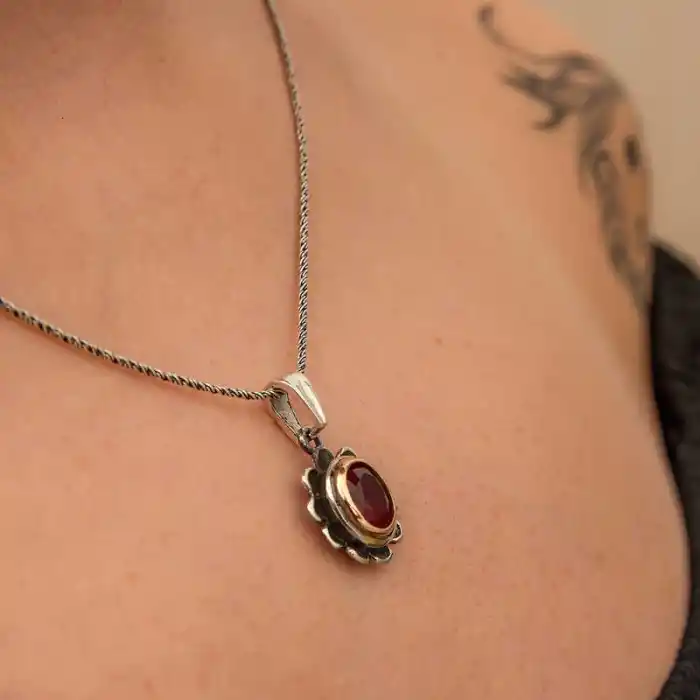 Gümüş Kırmızı Taşlı Çiçek Model Kadın Kolye
