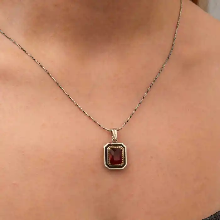 Gümüş Kırmızı Taşlı Dikdörtgen Kadın Kolye