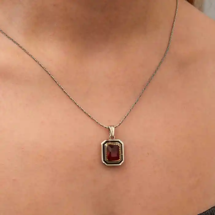Gümüş Kırmızı Taşlı Dikdörtgen Kadın Kolye