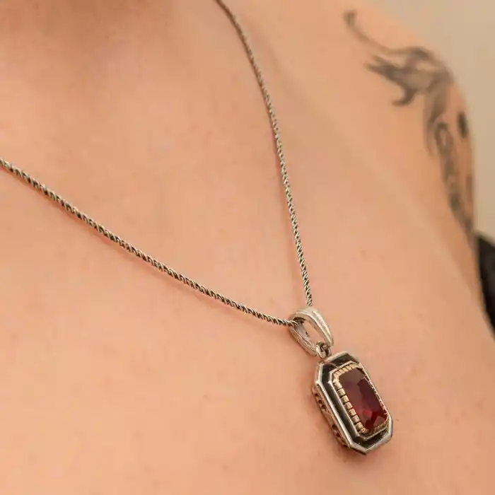 Gümüş Kırmızı Taşlı Dikdörtgen Kadın Kolye