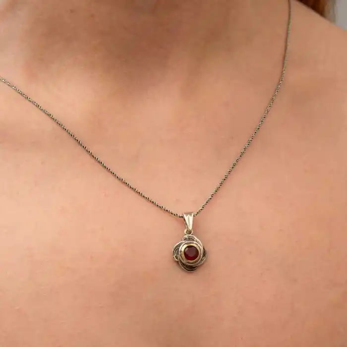Gümüş Kırmızı Taşlı Gül Model Kadın Kolye