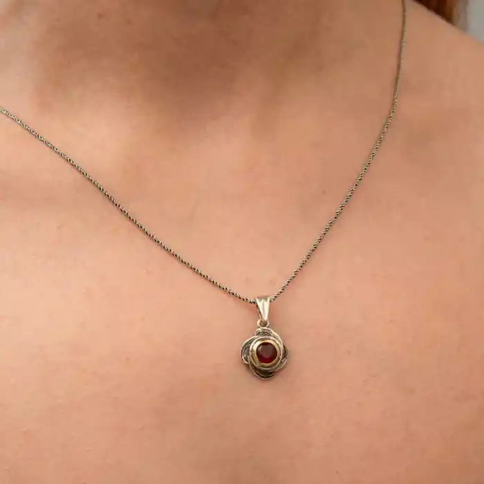 Gümüş Kırmızı Taşlı Gül Model Kadın Kolye