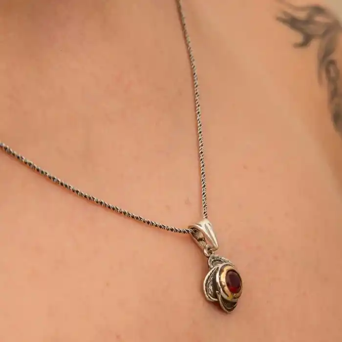 Gümüş Kırmızı Taşlı Gül Model Kadın Kolye