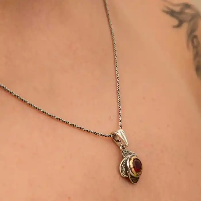 Gümüş Kırmızı Taşlı Gül Model Kadın Kolye