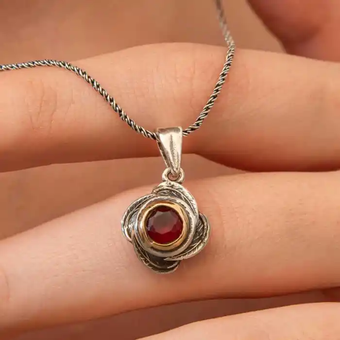 Gümüş Kırmızı Taşlı Gül Model Kadın Kolye
