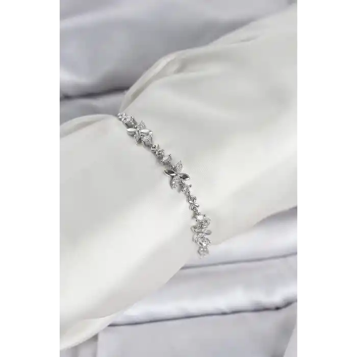 Gümüş Renk Yonca Model Zirkon Taşlı Asansörlü Kadın Bileklik