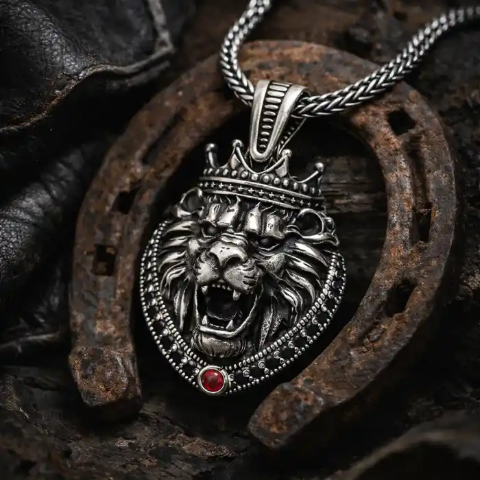 Gümüş Taçlı Aslan Figürlü Erkek Kolye