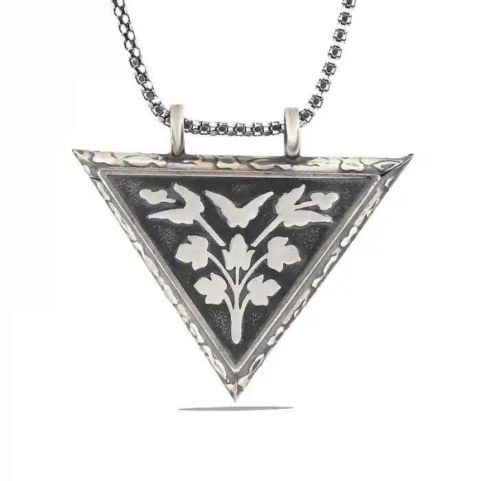 Gümüş Üçgen İçi Açılabilen Çiçek Muskalık Kolye
