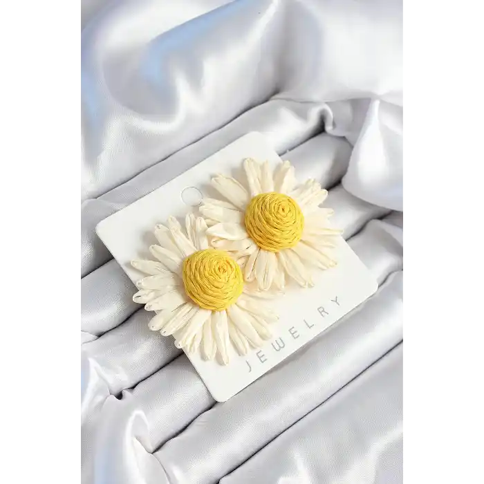 Papatya Model Beyaz Ve Sarı Renk Kadın Küpe