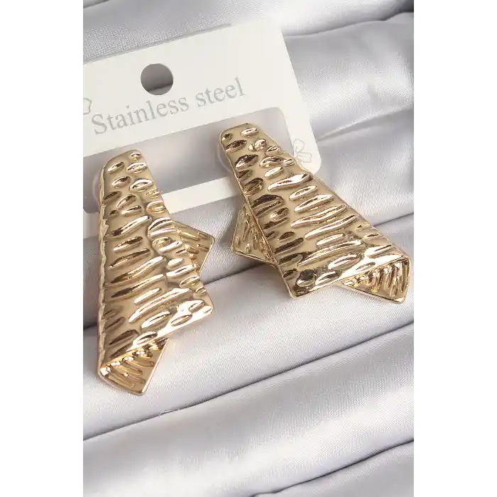 Pirinç Gold Renk İşleme Detaylı Katlanmış Kare Plaka Model Kadın Küpe