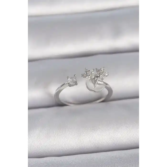 Pirinç Gümüş Renk Ayarlanabilir Zirkon Taşlı Yıldız Model Kadın Yüzük