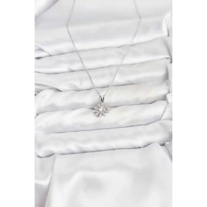 Pirinç Gümüş Renk Çiçek Model Kadın Kolye