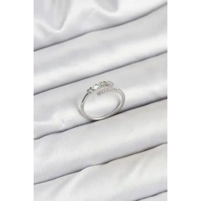 Pirinç Gümüş Renk Kalpli Detaylı Zirkon Taşlı Kadın Yüzük