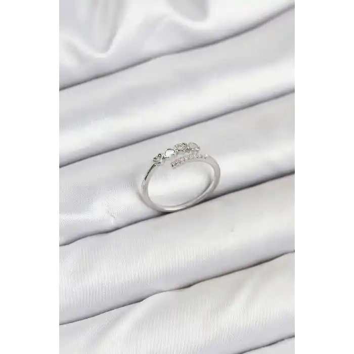 Pirinç Gümüş Renk Kalpli Detaylı Zirkon Taşlı Kadın Yüzük