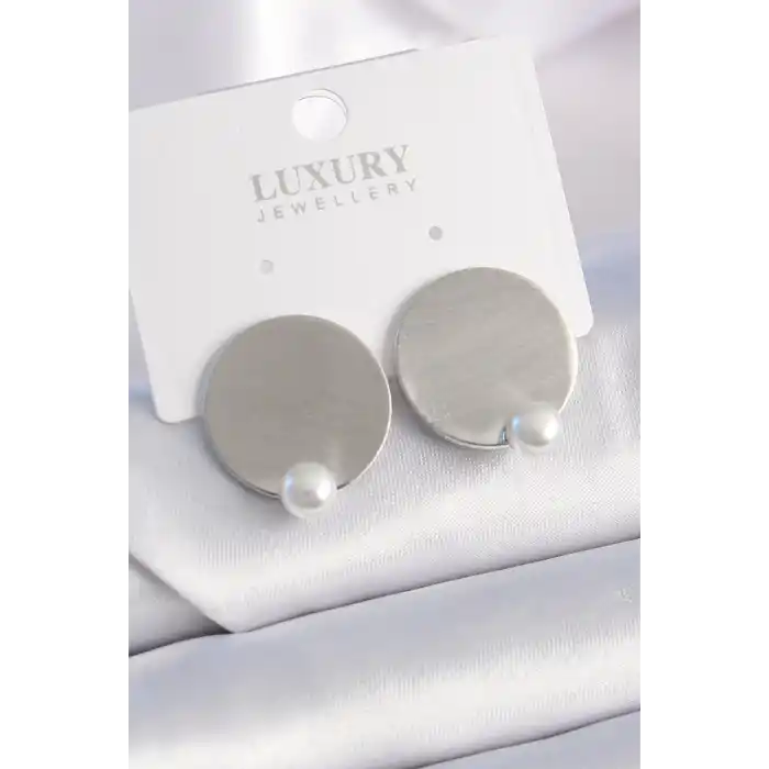 Pirinç Gümüş Renk Plaka Model İnci Detay Kadın Küpe