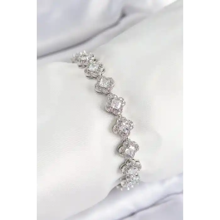 Pirinç Zirkon Taşlı Yonca Baget Model Gümüş Renk VIP Seri Kadın Bileklik