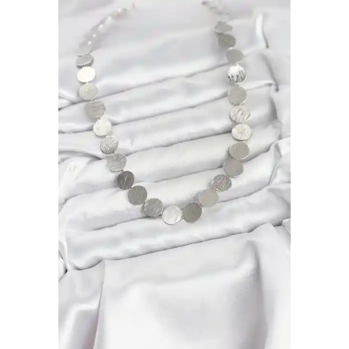 Yuvarlak Plaka Model Gümüş Renk Kadın Kolye