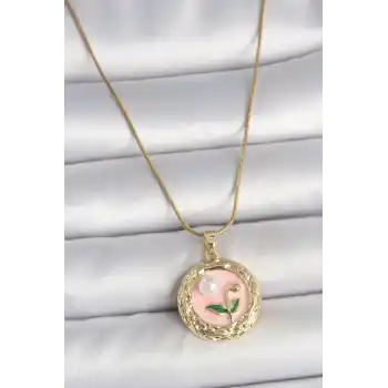 316L Çelik Gold Renk Zincir Pembe Çiçek İşlemeli inci Detay Portre Model Kadın Kolye