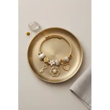 Beyaz Charmlı Model Kadın Bileklik