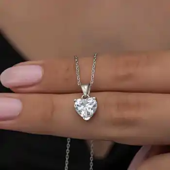 Gümüş Beyaz Taşlı Kalpli Kadın Kolye