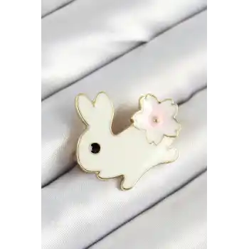 Mineli Çiçek Detaylı Krem Tavşan Figürlü Gold Renk Kadın Broş