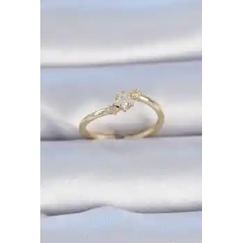 Pirinç Gold Renk Beyaz Çiçek Model Zirkon Taş Detay Kadın Yüzük