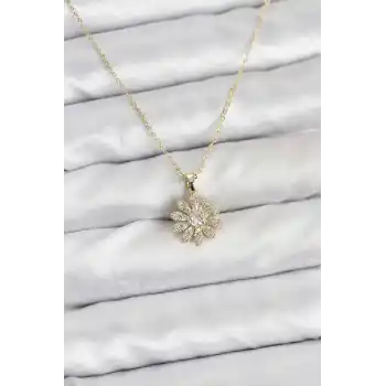 Pirinç Gold Renk Çiçek Model Kadın Kolye