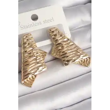 Pirinç Gold Renk İşleme Detaylı Katlanmış Kare Plaka Model Kadın Küpe
