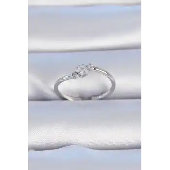 Pirinç Gümüş Renk Çiçek Model Zirkon Taş Detay Kadın Yüzük