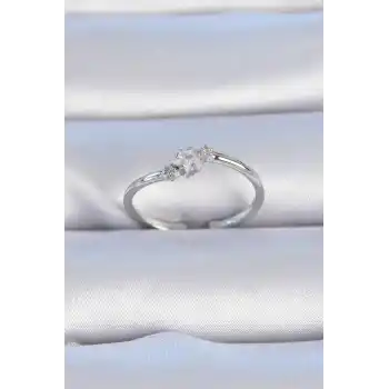 Pirinç Gümüş Renk Çiçek Model Zirkon Taş Detay Kadın Yüzük