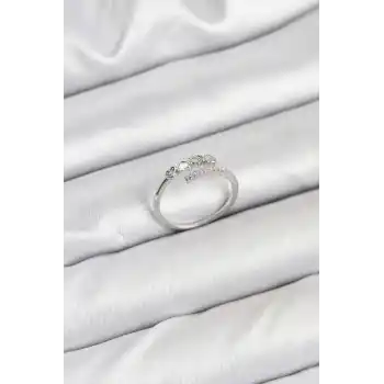 Pirinç Gümüş Renk Kalpli Detaylı Zirkon Taşlı Kadın Yüzük