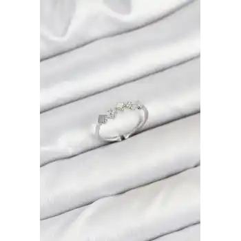 Pirinç Gümüş Renk Minimal Yonca Detaylı Kadın Yüzük