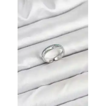 Pirinç Gümüş Renk Sıralı Zirkon Taşlı Kutup Yıldızı Model Kadın Yüzük