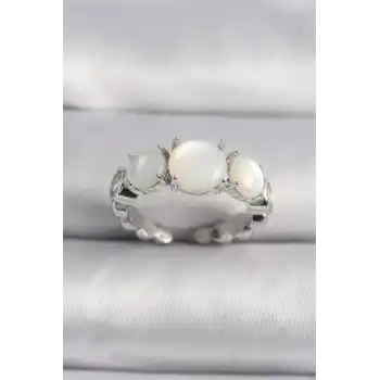 Pirinç Gümüş Renk Zirkon Taş Detaylı Beyaz Sedefli VIP Seri Kadın Yüzük