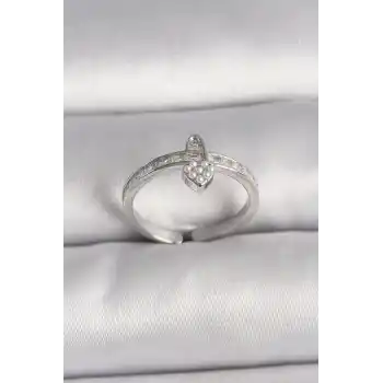 Pirinç Gümüş Renk Zirkon Taşlı İnci Detaylı Kilit Kalp Model Ayarlanabilir Yüzük