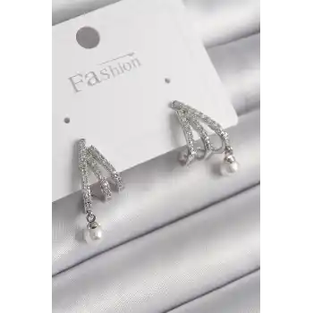 Pirinç Gümüş Renk Zirkon Taşlı Pençe Model İnci Detay Kadın Küpe