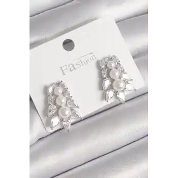 Pirinç Gümüş Renk Zirkon Taşlı Yaprak Model İnci Detay Kadın Küpe