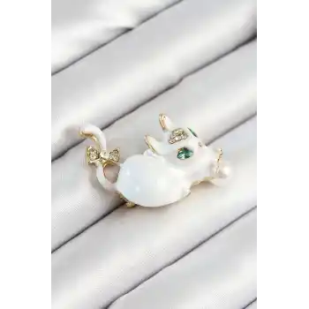 Zirkon Taşlı İnci Detaylı Beyaz 3D Kedi Figürlü Gold Renk Kadın Broş