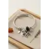 Arı ve Siyah Çiçek Charmlı Gümüş Renk Bileklik