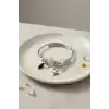 Beyaz Çiçek Charmlı Bileklik