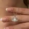 Gümüş Beyaz Opal Taşlı Lotus Kadın Kolye