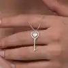Gümüş Kalpli Anahtar Kadın Kolye