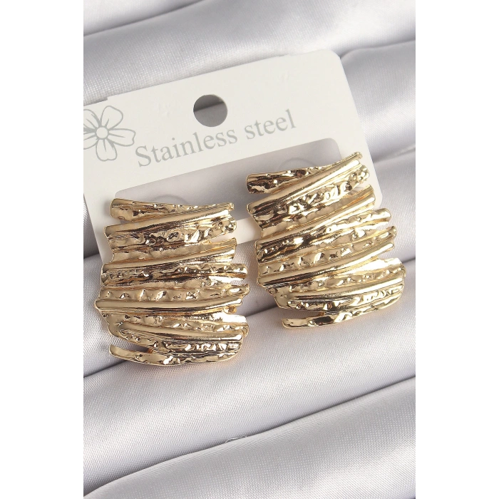 BFS Pirinç Gold Renk İşlemeli Kare Plaka Model Kadın Küpe