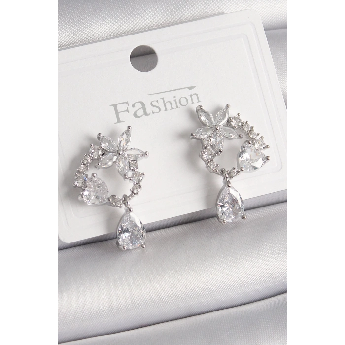 BFS Pirinç Gümüş Renk Zirkon Taşlı Çiçek Model Sallantı Damla Detay Kadın Küpe